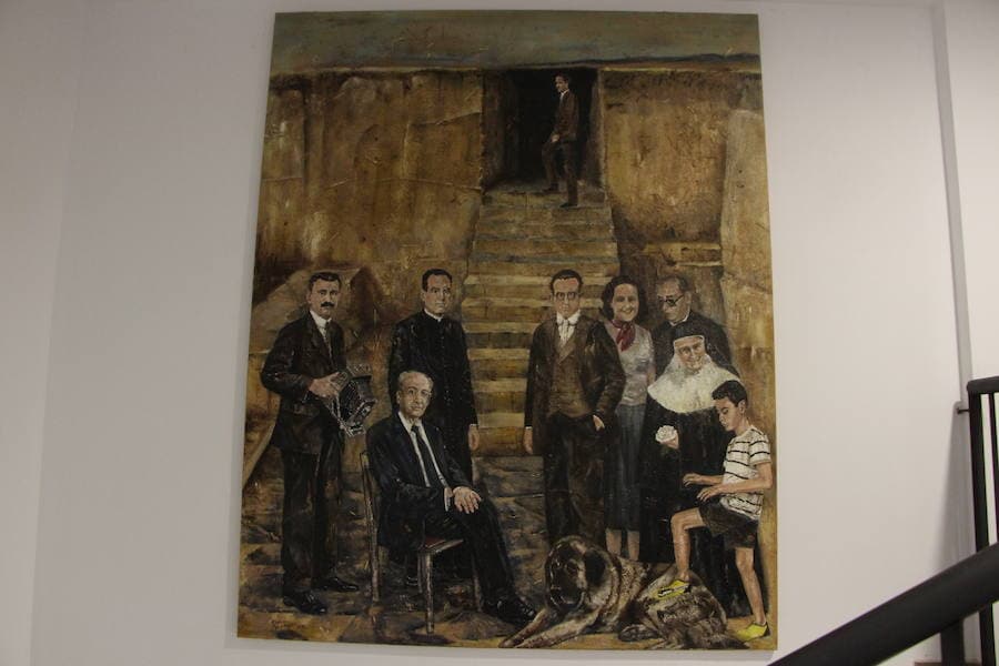 Cuadro de Damián Retamar 'Ilustres de Guareña en el Turuñuelo' basado en Las Meninas de Velázquez que cuelga de una pared antes de entrar en la biblioteca Eugenio Frutos.