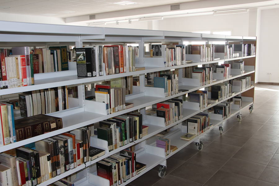 Aspecto de una de las estanterías con libros en las nuevas instalaciones de la biblioteca Eugenio Frutos.