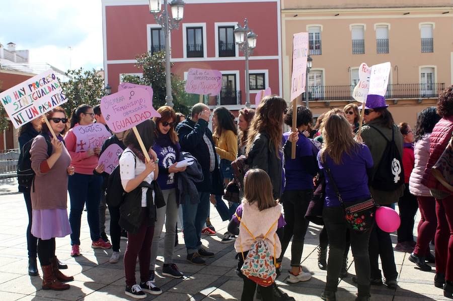 Concentración en la plaza de España con motivo del Día de la Mujer Trabajadora.
