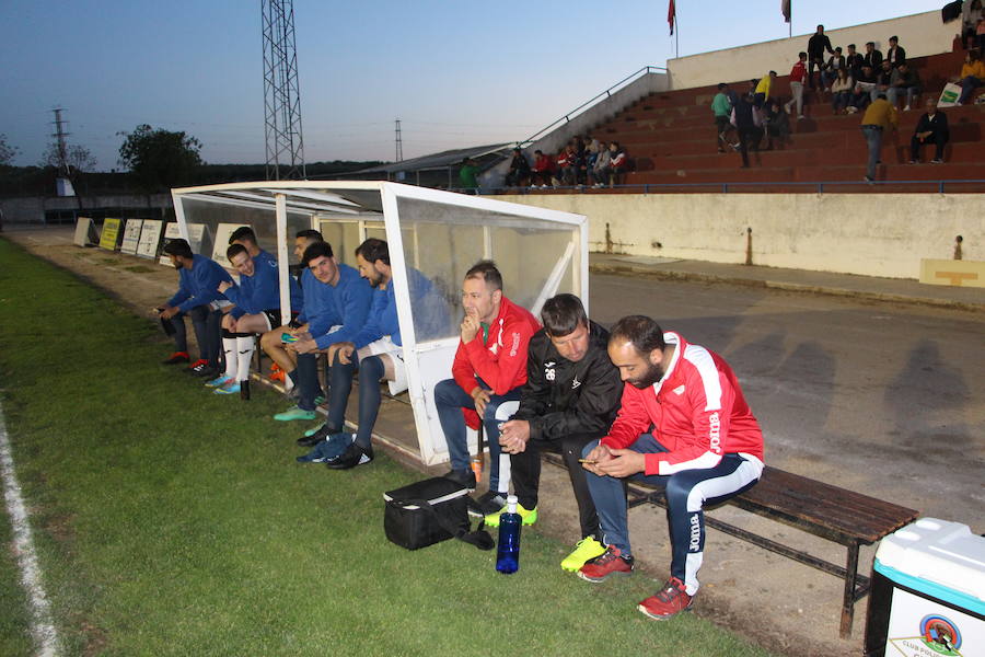 Banquillo del Guareña con el míster Sergio Cano en primer término por la derecha.