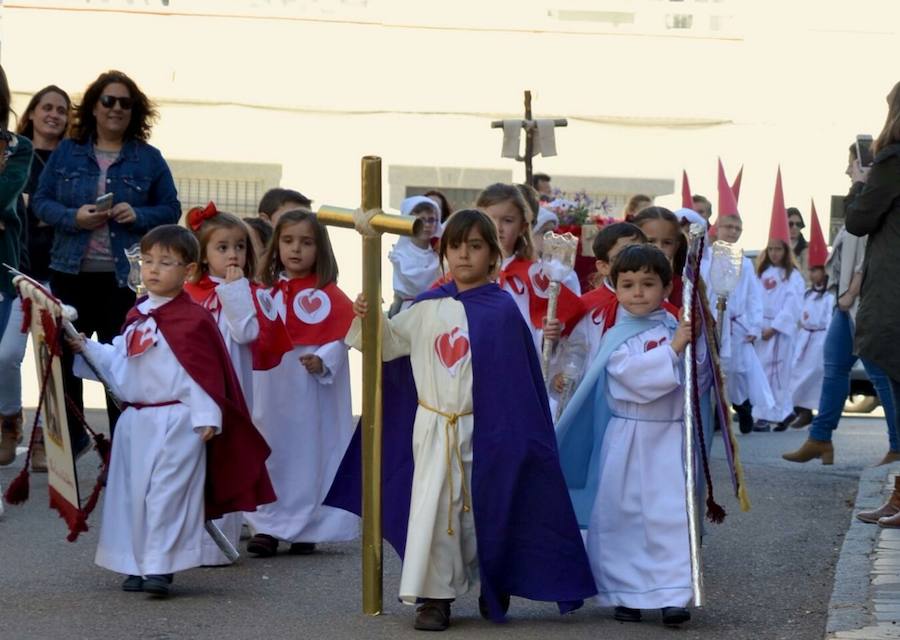 Cabecera de la procesión con la cruz de guía y nazarenos.
