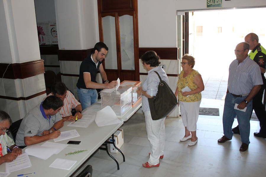 Imagen de archivo de personas ejerciendo su derecho al voto en pasadas elecciones (en el ayuntamiento).