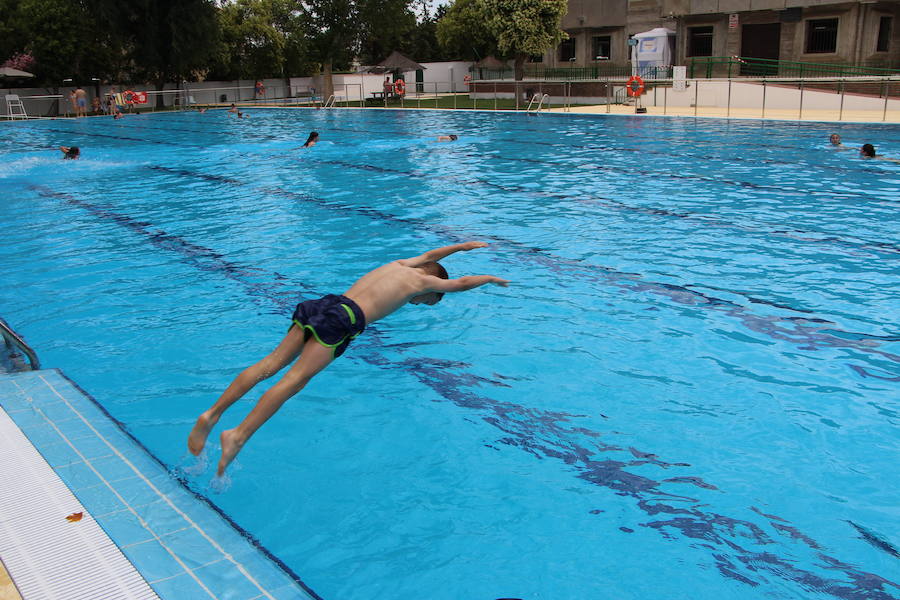 Un usuario infante lanzándose a la piscina municipal de Guareña.