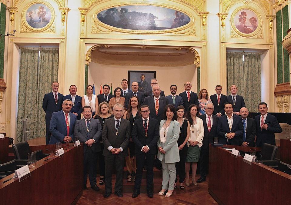 Corporación completa de los diputados de la provincia de Badajoz. Arriba, el segundo por la drcha., Abel González.