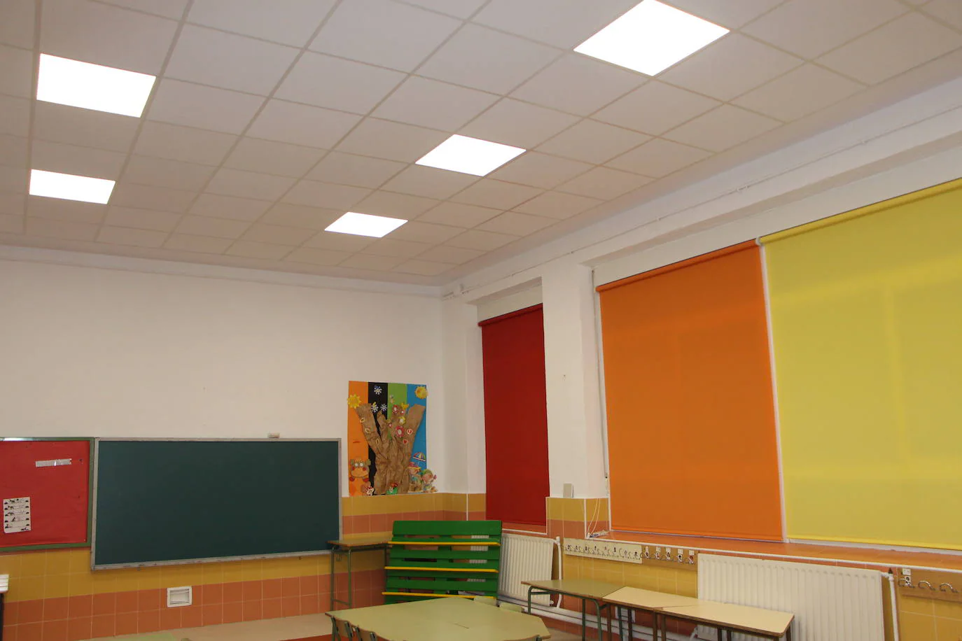 Luces led y estores en las ventanas de las aulas de Infantil.