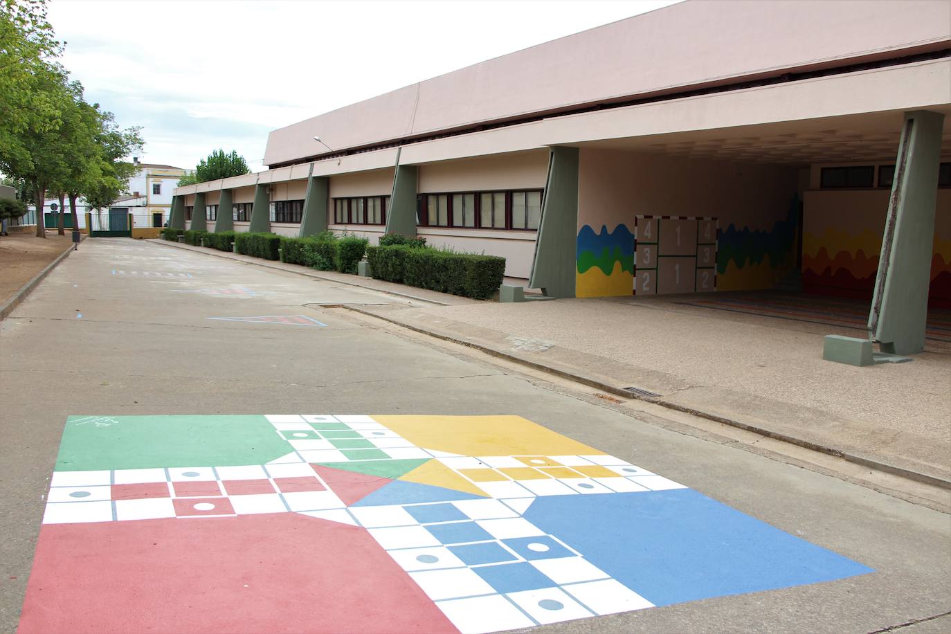 Patio dinámico con juegos de mesa pintados en el patio del colegio de Primaria de San Gregorio.