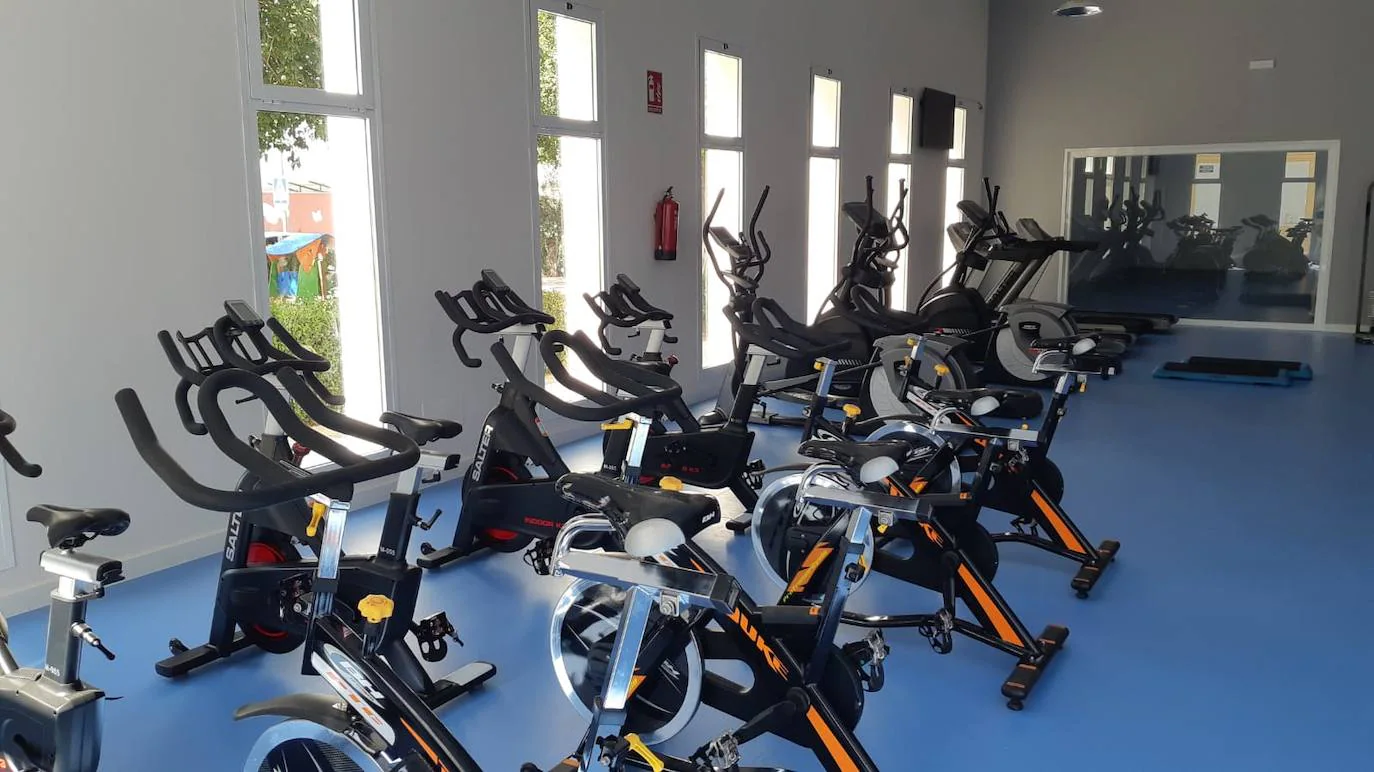 Colección de bicicletas en el nuevo gimnasio municipal.