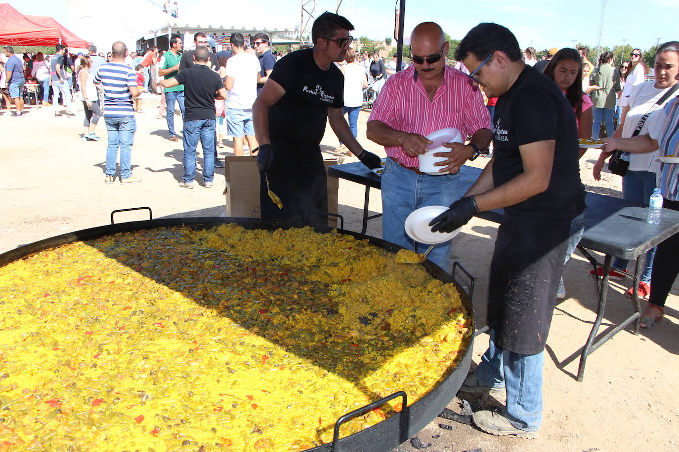 Gran paella que se repartió para todos los aficionados.