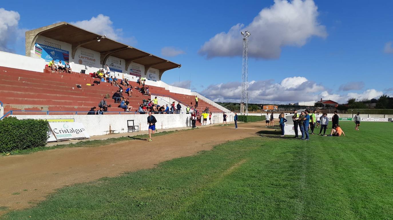 Momento de la prueba de 50 metros de un aspirante a policía local del ayuntamiento de Guareña.