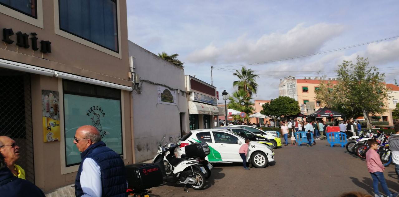 El motor club Guareña presentó ayer sus coches de carrera en avenida San Ginés.