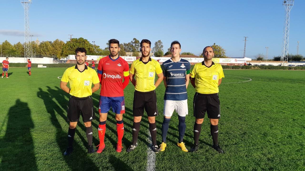 Trío arbitral y capitales en el centro del campo después del sorteo.