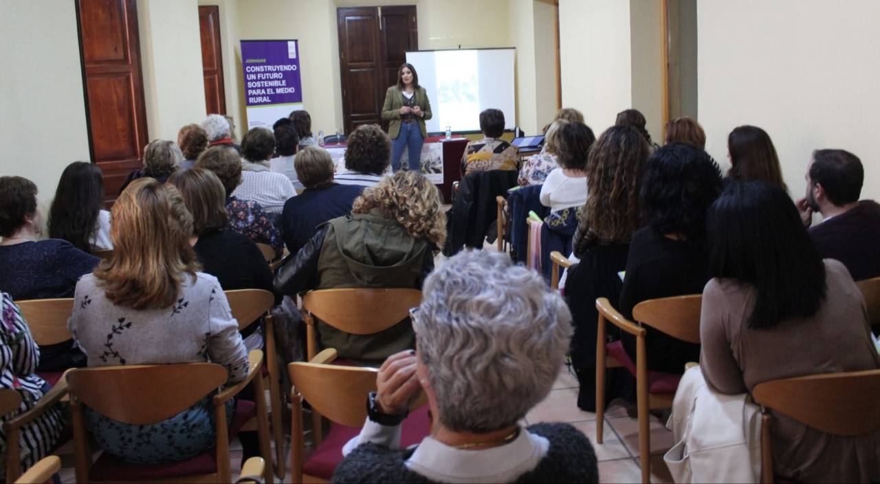 Panorámica de la sala en un momento de la conferencia.
