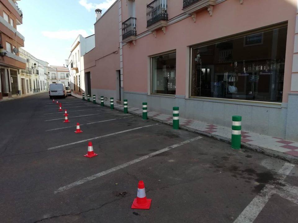 Nuevo mobiliario urbano vial instalado en los estacionamientos en batería de la calle Espronceda.