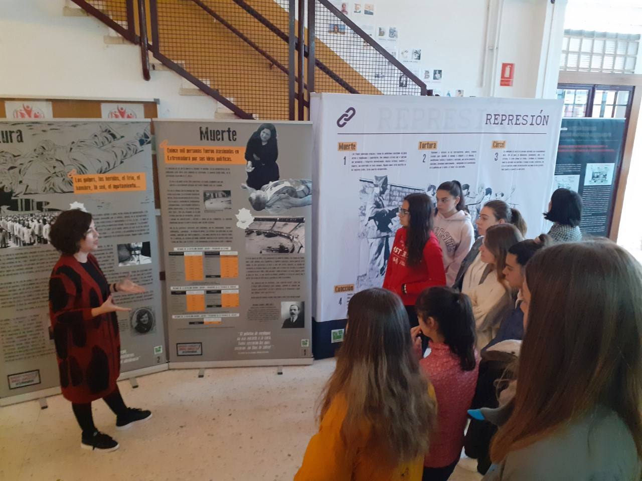 Momento en que Candela Chaves explica la exposición sobre la represión franquista.