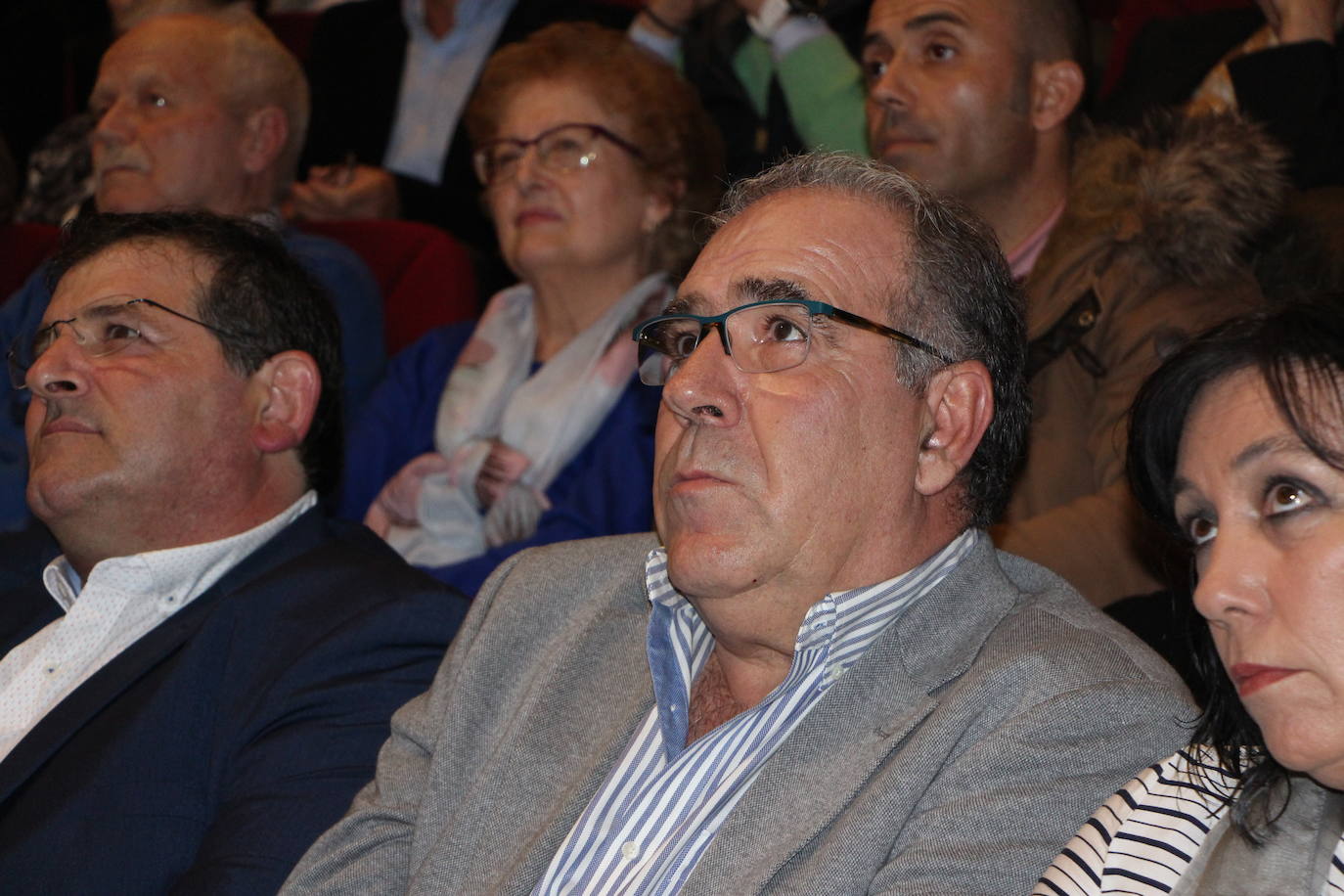 Juan Ángel Ruíz, autor del libro, sentado entre su esposa y el alcalde de Cristina.