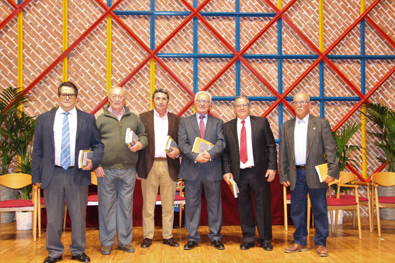 Algunos veteranos concejales se juntaron para una foto para el recuerdo.