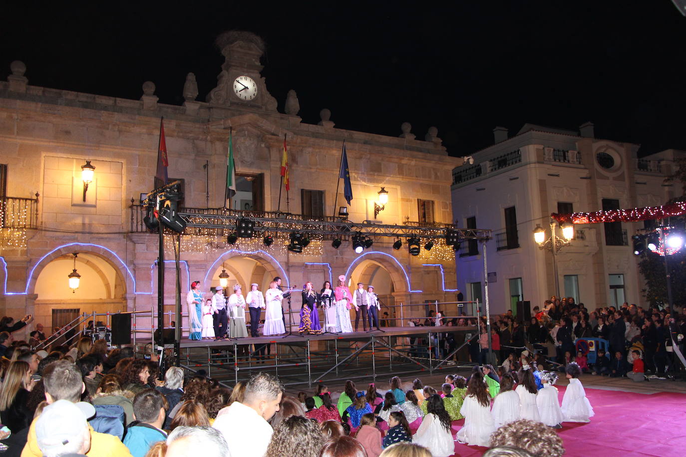 Otro momento del espectáculo sobre el escenario y delante de la fachada del Ayuntamiento de Guareña.