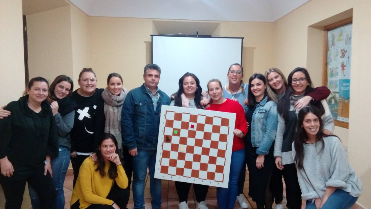 Grupo de amigas de Cristina López en el taller de ajedrez.