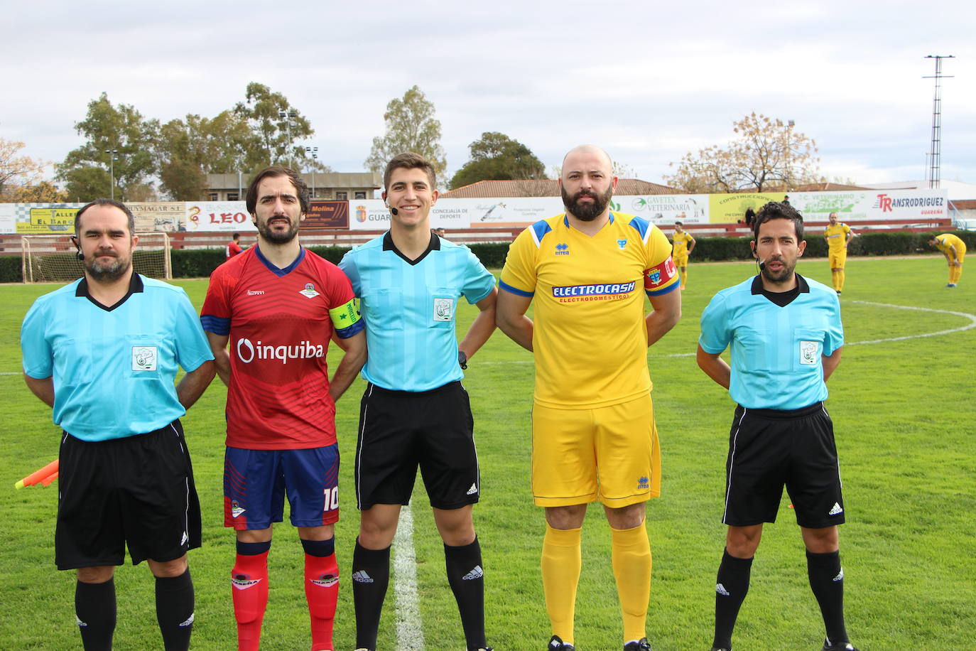 Capitanes Darío y Villa, junto al trío arbitral.