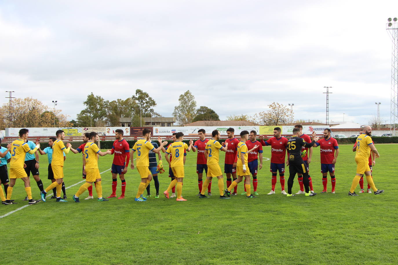 Saluda de los dos equipos y trío arbitral sobre el verde de La Noria.