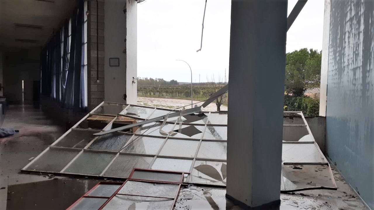 Aspecto del derrumbe de la estructura desde el interior del pabellón.