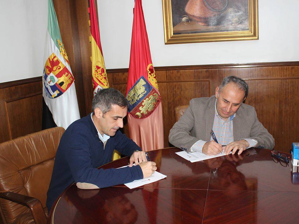 El alcalde de Guareña, Abel González Ramiro, y el Presidente de Plena Inclusión Villanueva, Juan Andrés Hidalgo, firmando el Convenio.