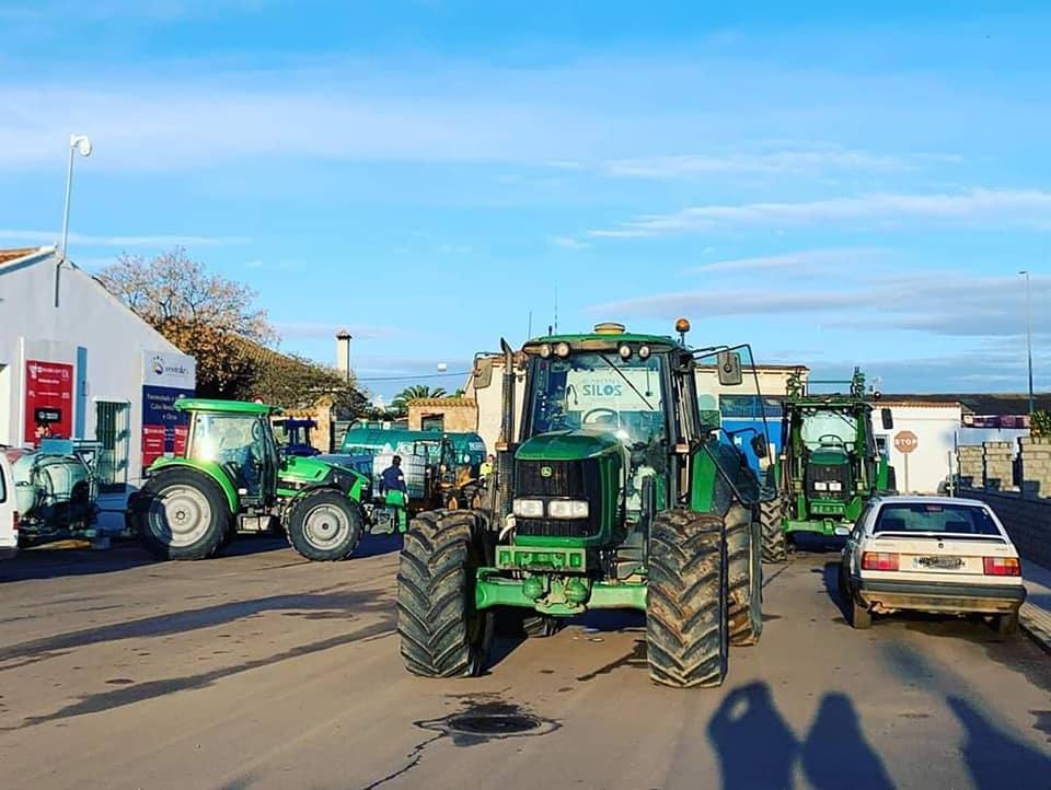 Agricultores con sus tractores preparados para desinfectar las calles de Guareña.