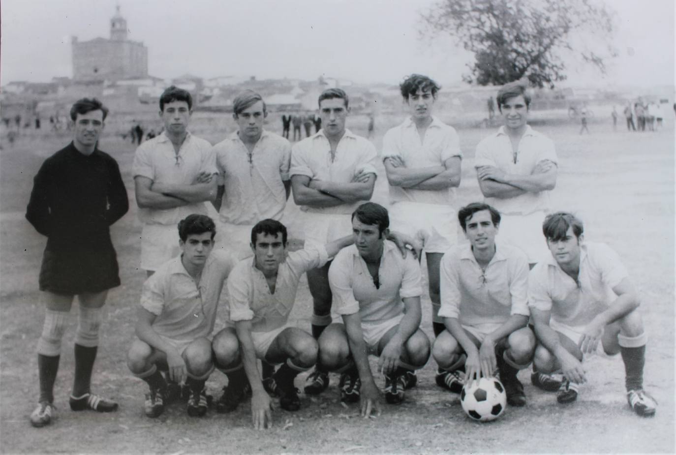 Paco Nieto abajo y en el centro. CD Guareña en el campo de Las Cañas.