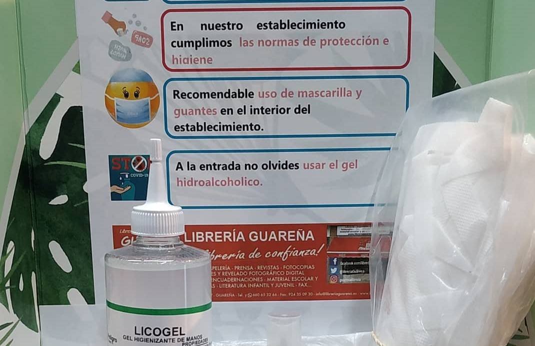 Geles desinfectantes y guantes desechables.