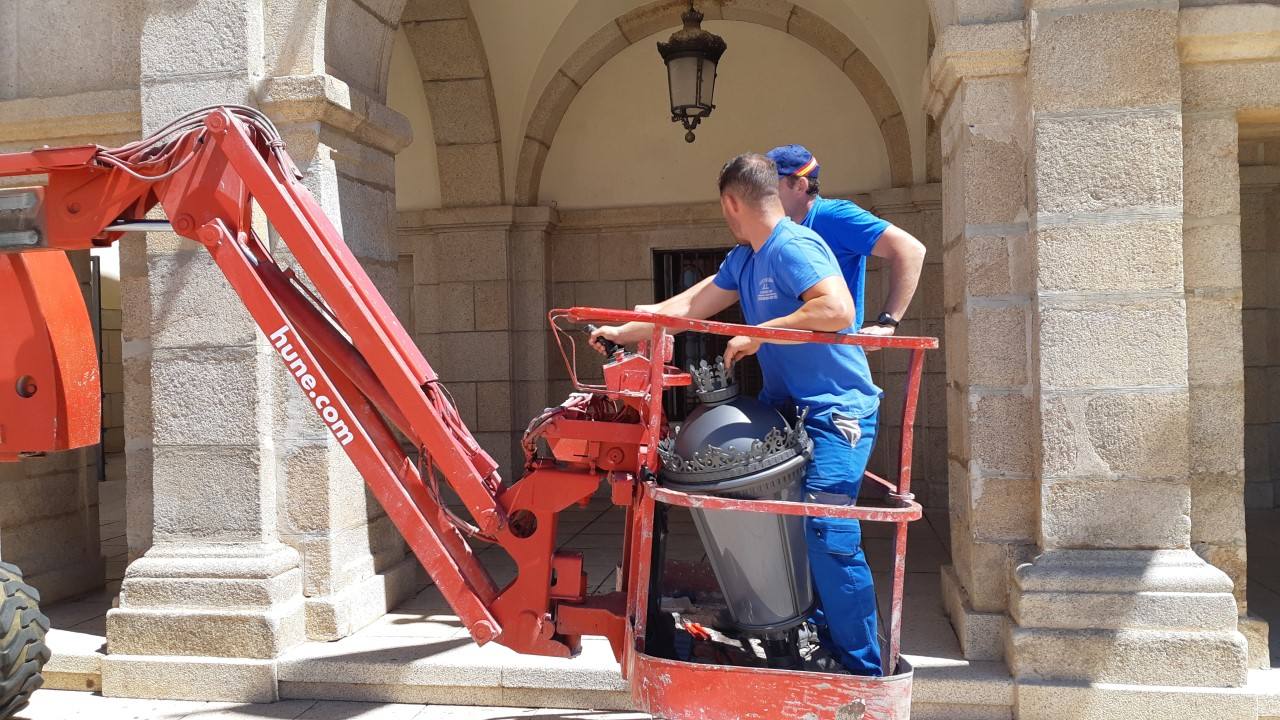 Subiendo en la grúa para sustituir la nueva farola en el Ayuntamiento.