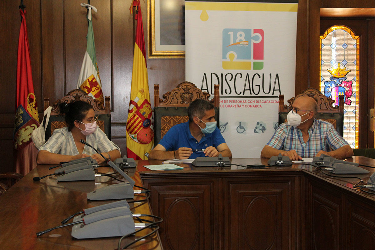 Acto de la firma del convenio de cesión de un espacio en el CID Guadiana, por el ayuntamiento de Guareña a Adiscagua. En la imagen, la concejala de Bienestar Social, Marina Agraz (i), el alcalde Abel González (c) y el presidente de Adiscagua, Pedro González.