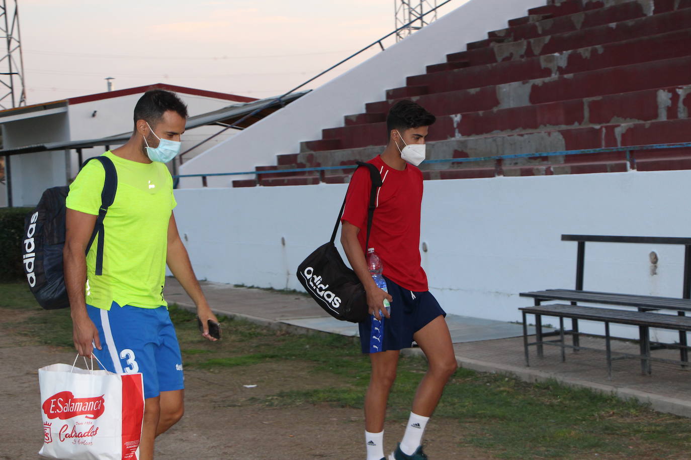Caras nuevas se vieron ayer en el entrenamiento. Los jugadores llegaron con indumentaria desde casa.