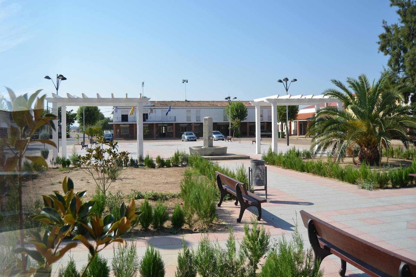 Plaza de San Martín, de Torrefresneda, con el Ayuntamiento al fondo.