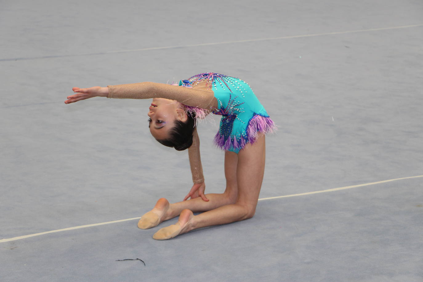 Gimnasta en plena actuación.