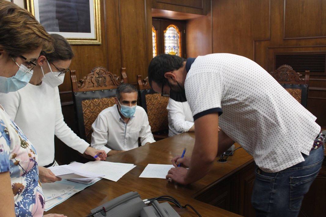 Un vecino firmando la compra-venta de su casa.