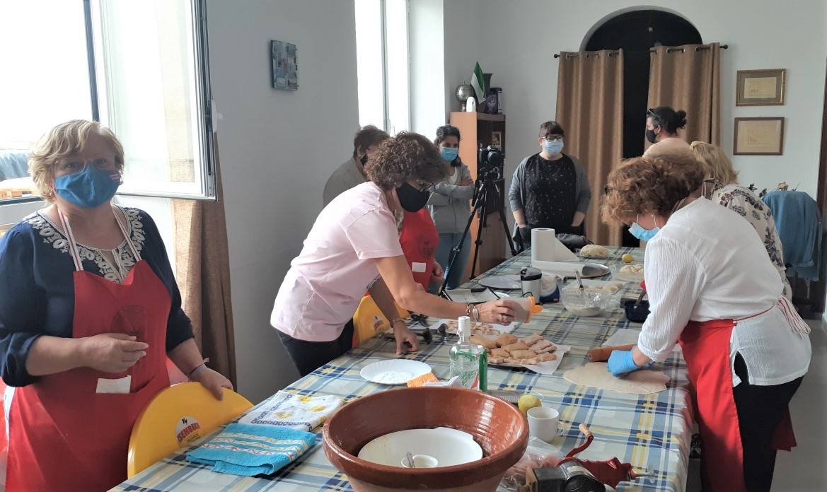 Mujeres y los arqueólogos al fondo de la sala.
