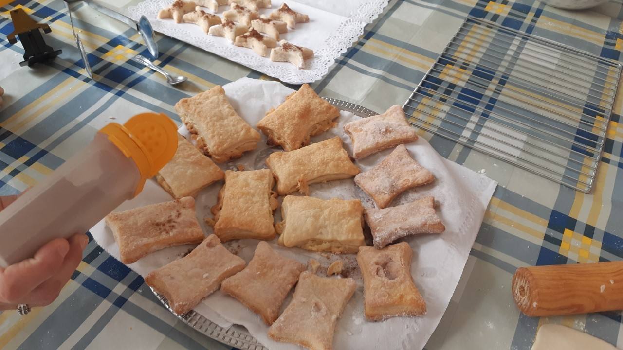 Dulces tartesitos con la forma de piel de toro, elaborados por la asociación de mujeres La Nacencia, de Guareña.