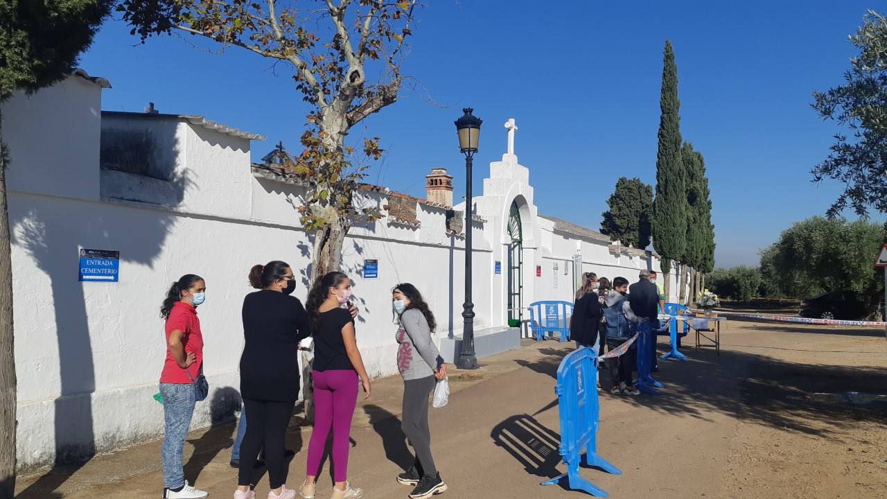 Los vecinos aceptan las normas de seguridad, pero no les gusta guardar cola para acceder al cementerio