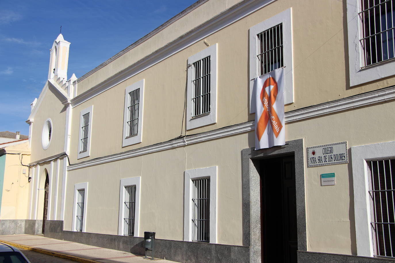 Panorámica del colegio en la calle Medellón con la capilla al fondo del edificio.