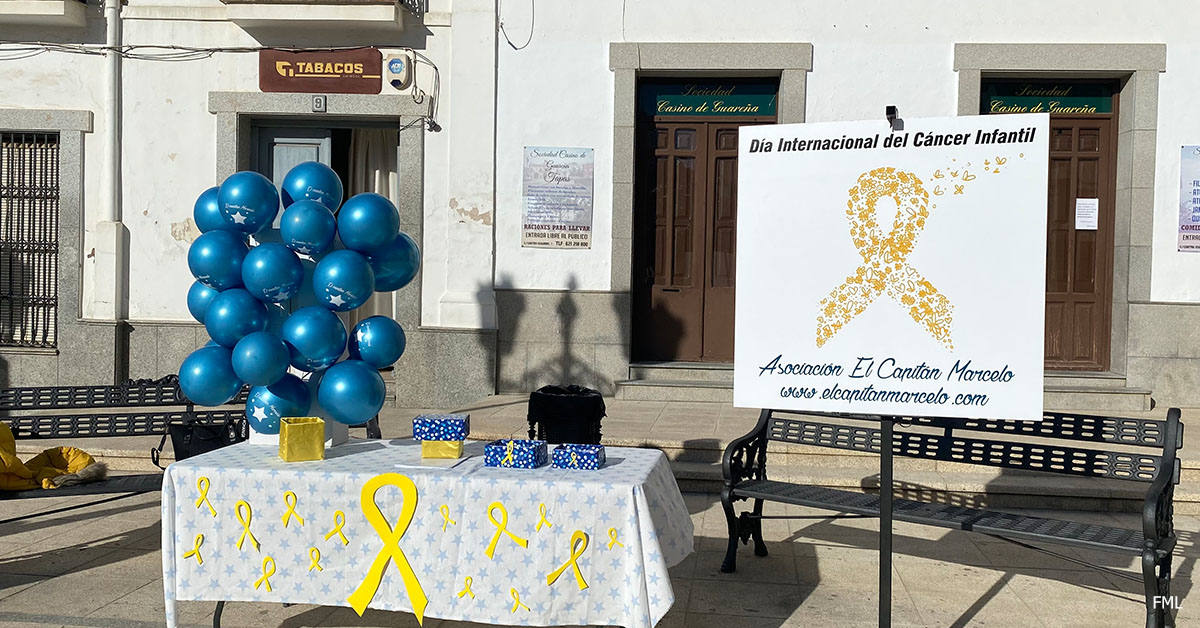 Mesa instalada en la plaza de España, de Guareña, con motivo del día mundian del cáncer infantil.