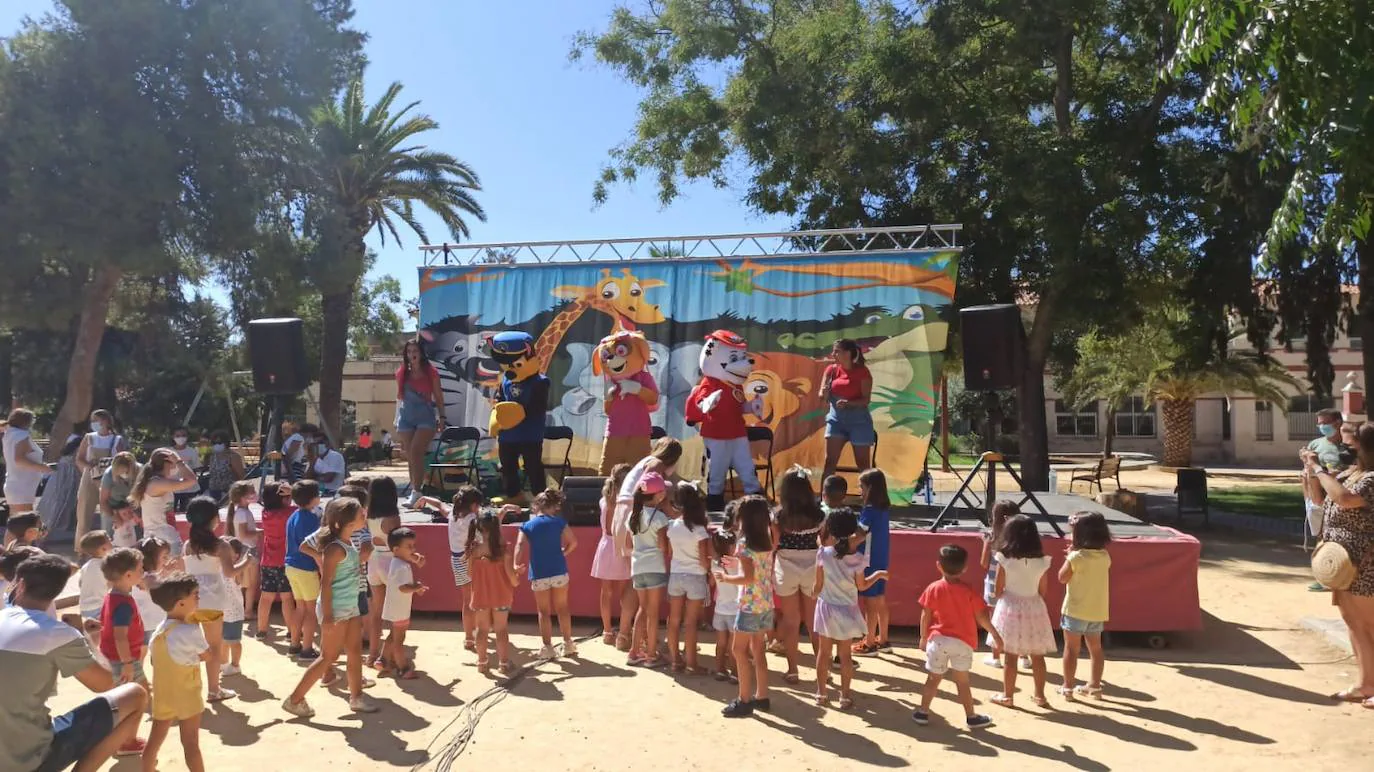 Mucha participación infantil en una de las atracciones expuestas en el parque de San Ginés.