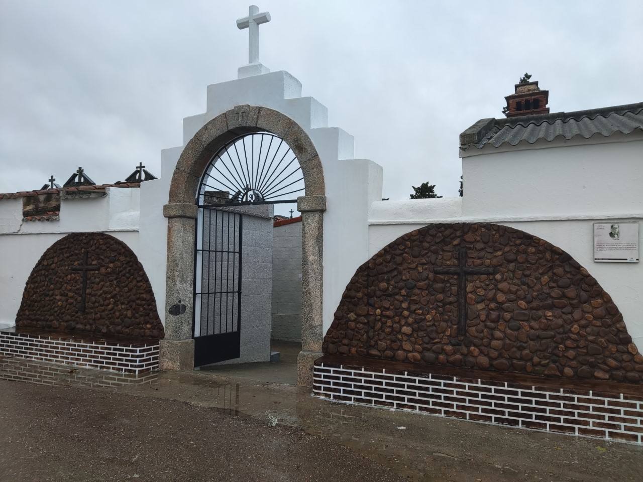 Aspecto de la entrada ornamentada con piedras de canto rodado.