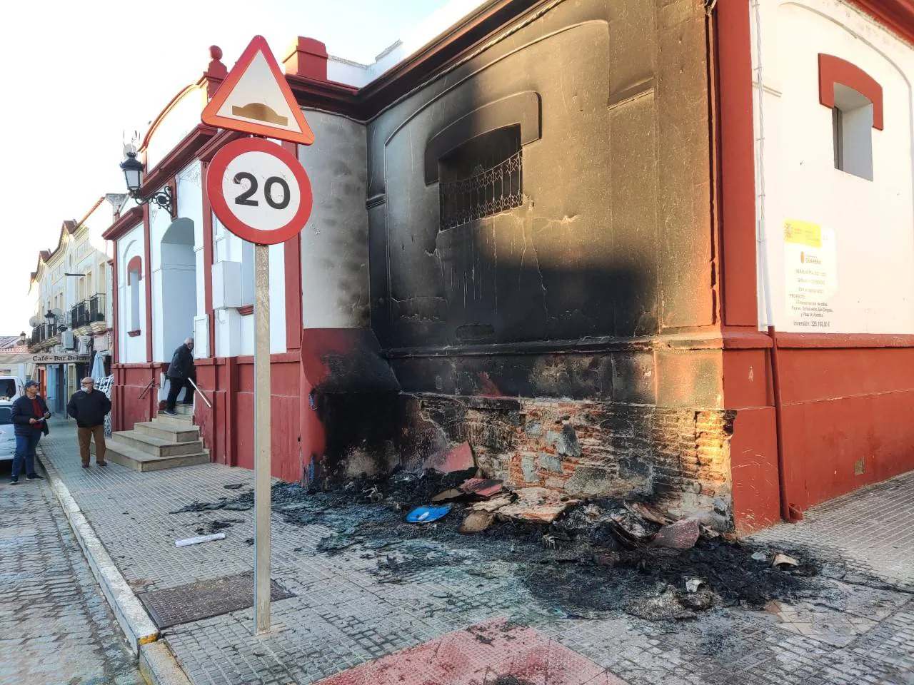 Mercado de abastos dañado por el incendio de los contenedores azules.