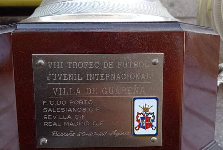 Placa del trofeo que acredita la edición, los equipos y los días de celebración..