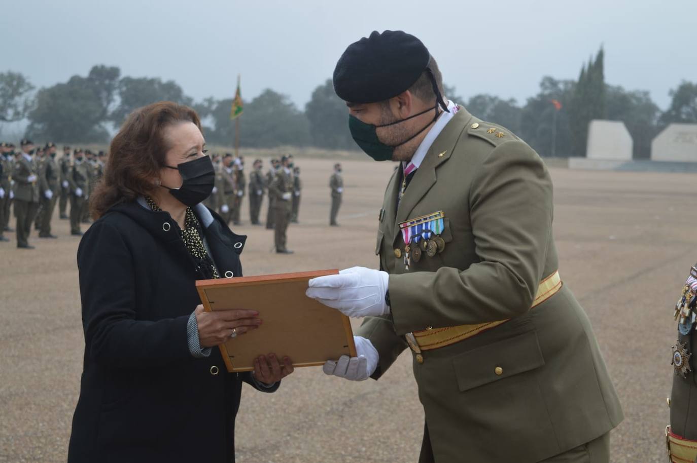 Momento en que el Teniente Coronel Rodrigo José Hernández entrega a Antonia García el Diploma de agradecimiento por miles de mascarillas.