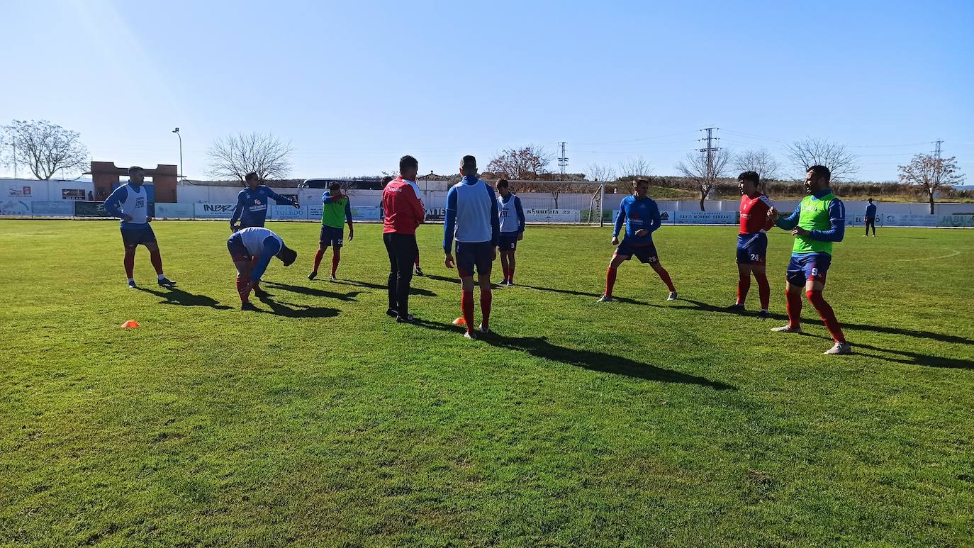 Pineda ordena el calentamiento de sus hombres antes del partido.