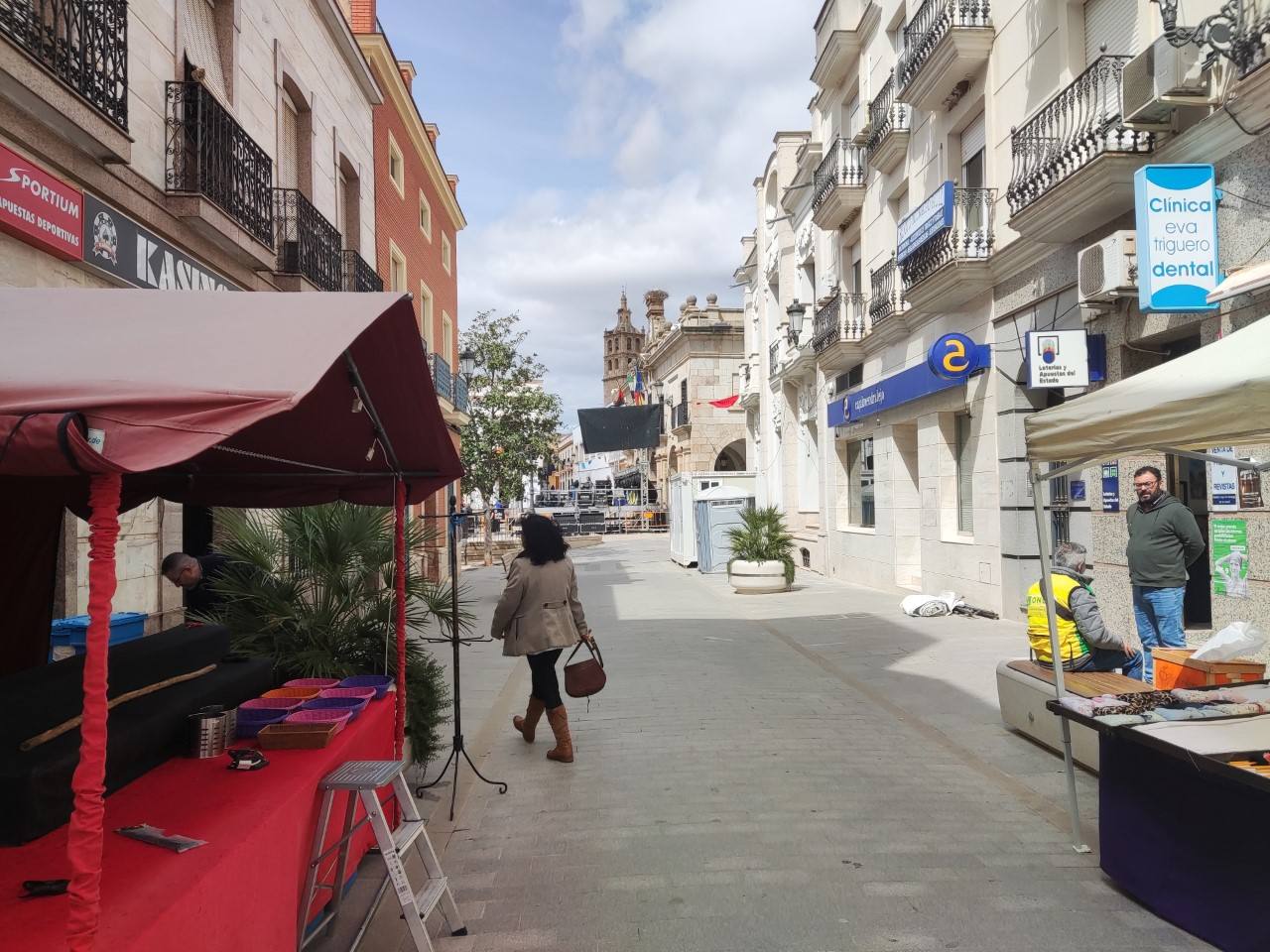 La zona de mercado artesanal también se prepara para esta tarde.