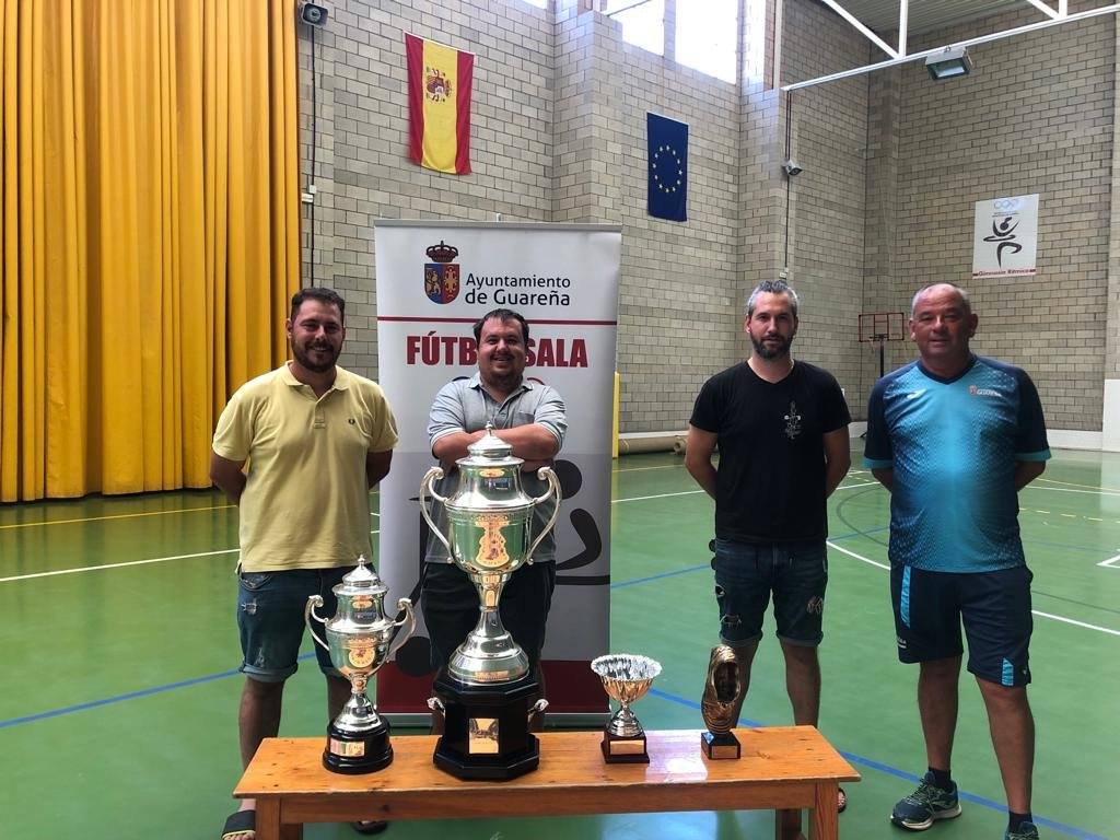 El concejal Pedro Gil, segundo por la derecha, junto a los coordinadores del torneo.