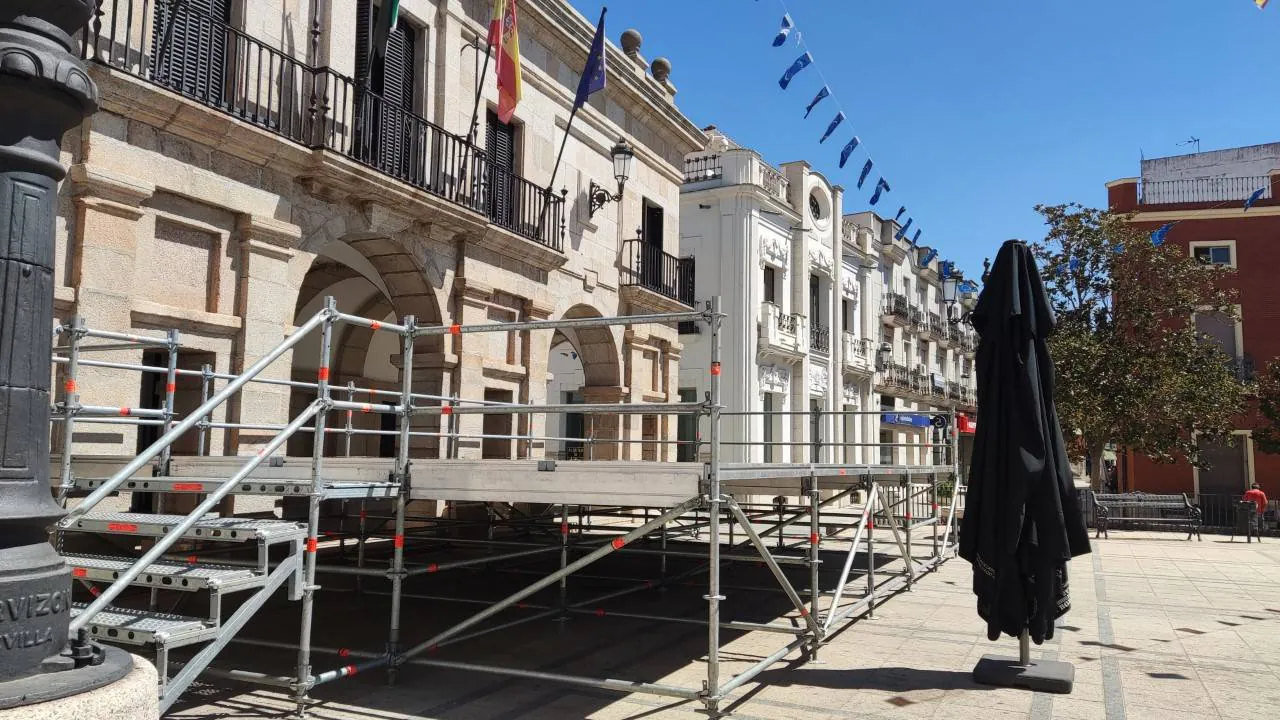 Escenario ya montado para las actuaciones musicales del Festival Los Piporros de Guareña.