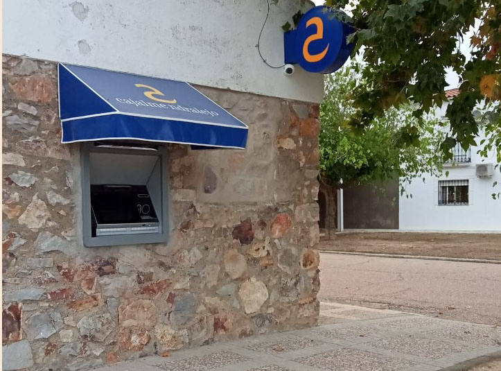 Cajero sin conexión instalado en la Plaza de San Martín de Torrefresneda.